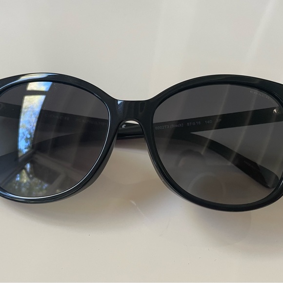COACH Women’s Sunglass Black Dark Gray Gradient Polarized - Like New - Picture 8 of 8